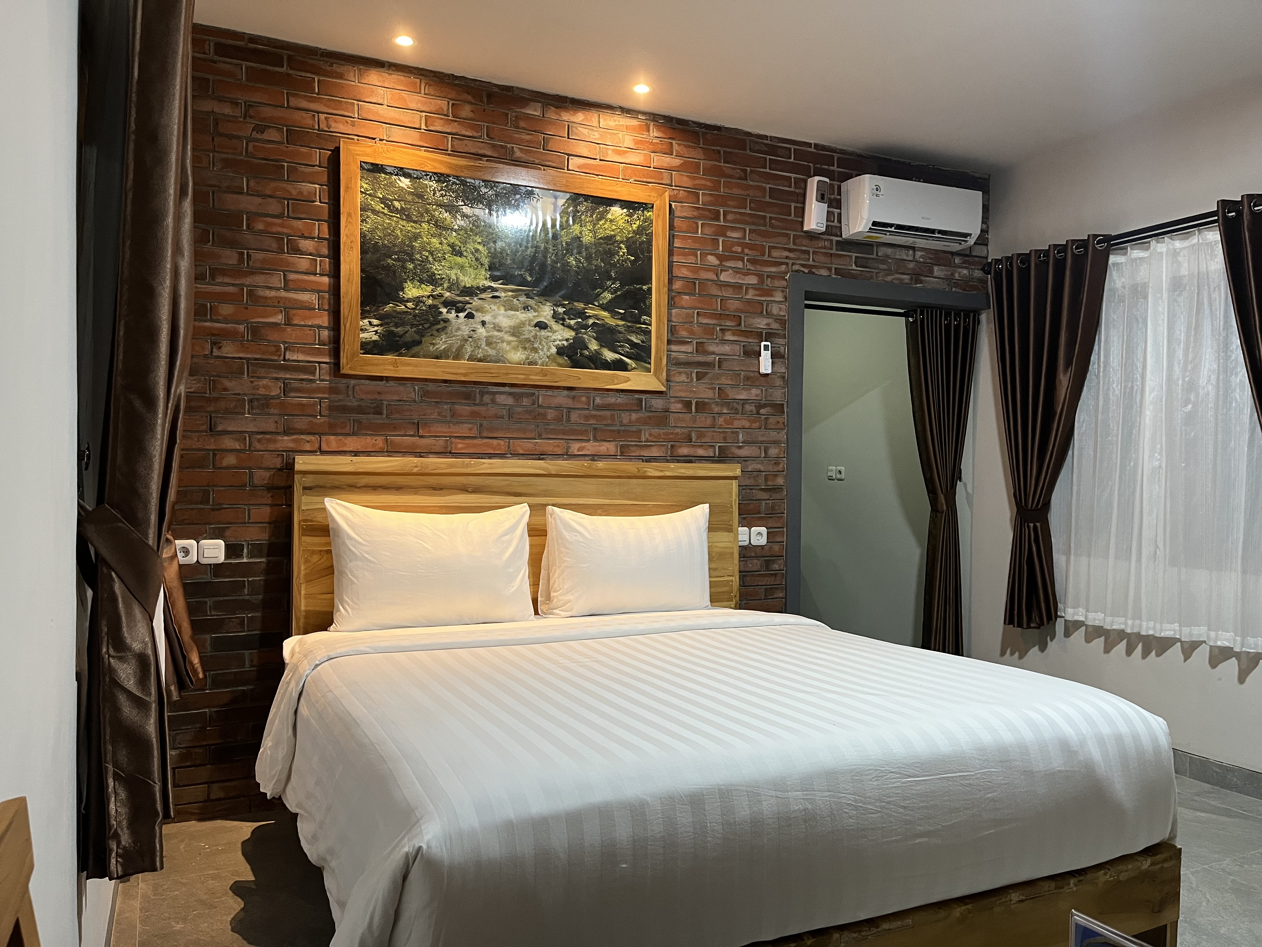 Queen Deluxe Room