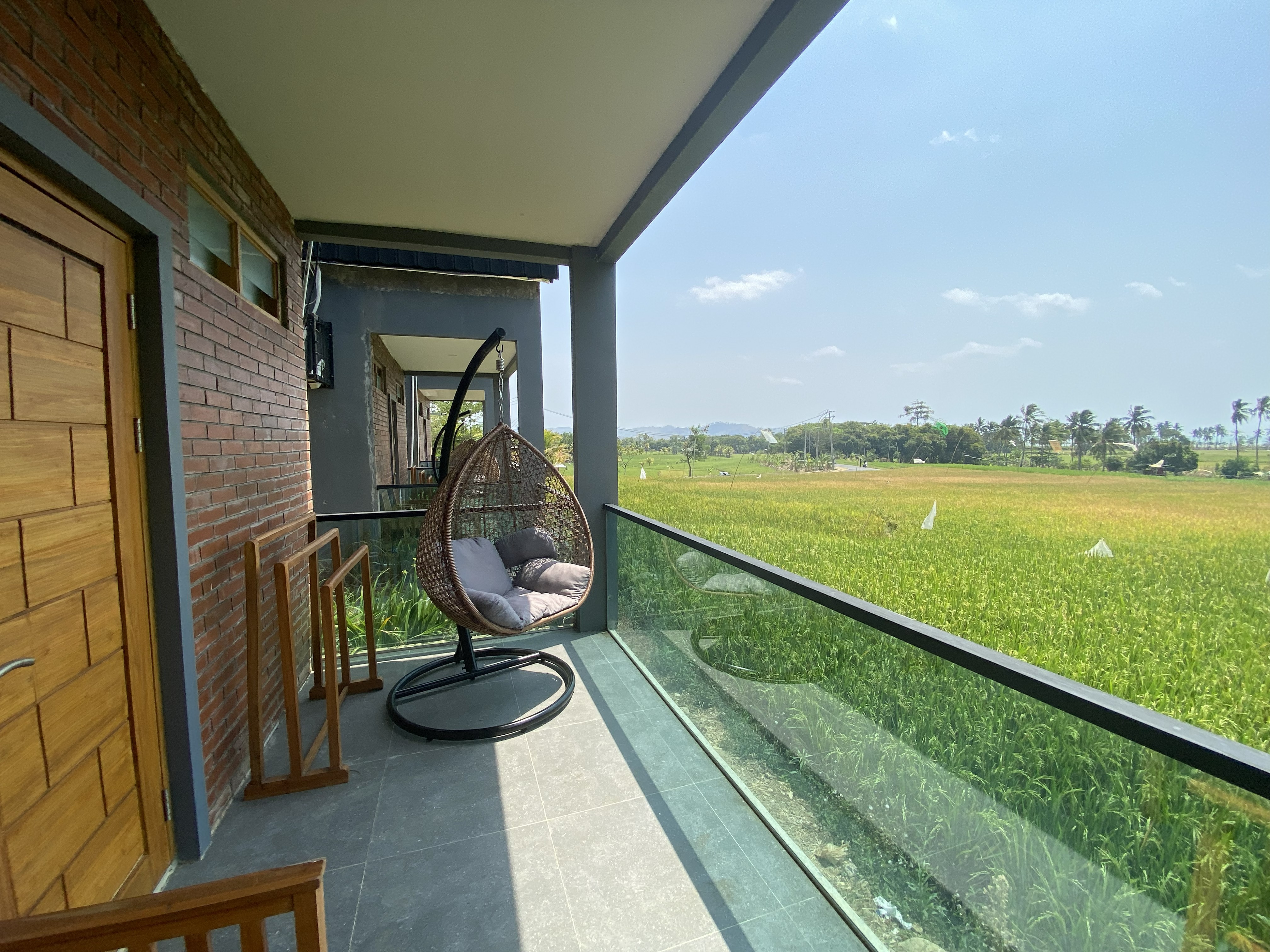 Balkon Villa Padi Ciletuh dengan pemandangan sawah dan air mancur, Geopark Ciletuh