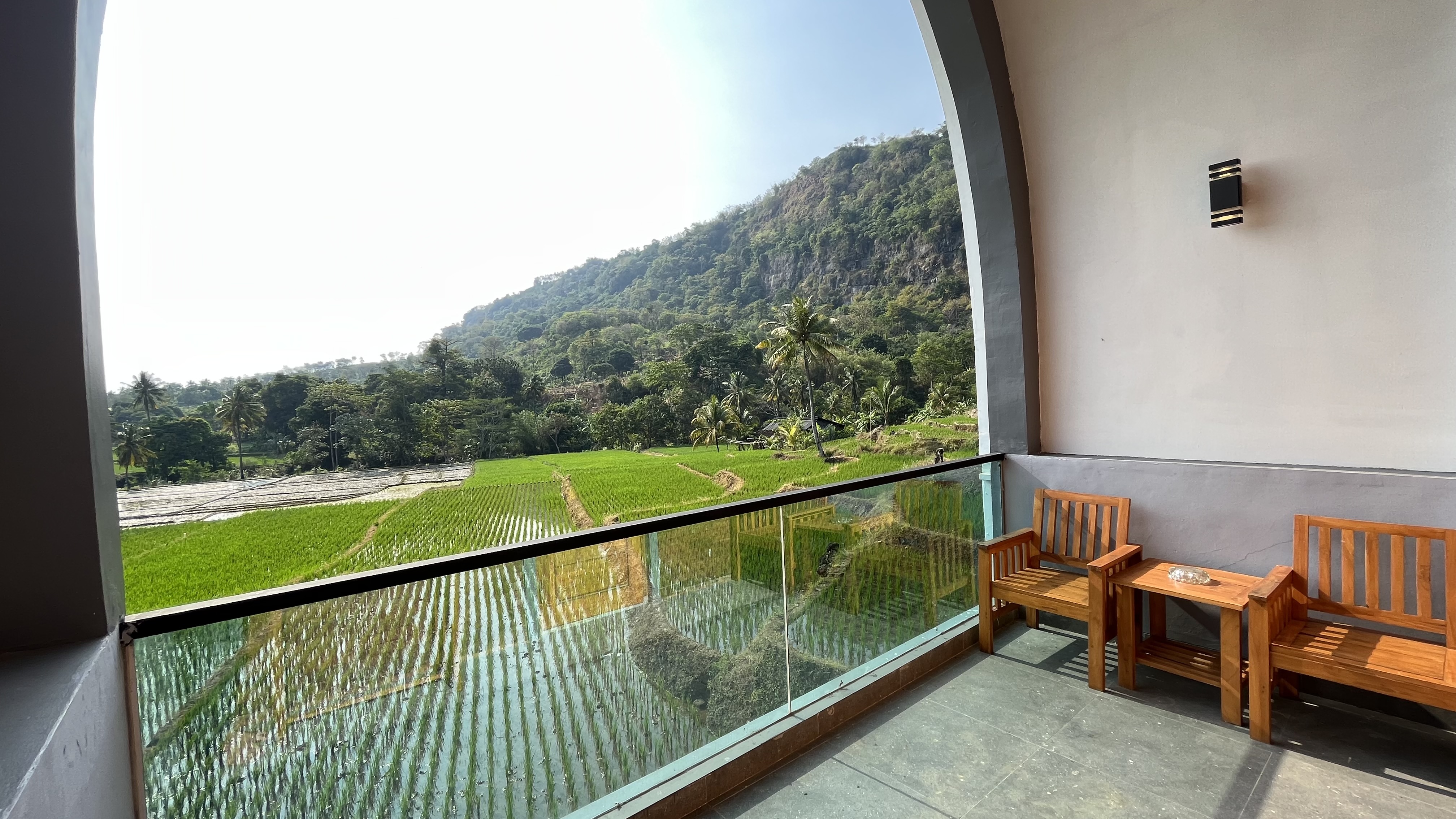 Balkon Villa Padi Ciletuh dengan pemandangan sawah dan laut