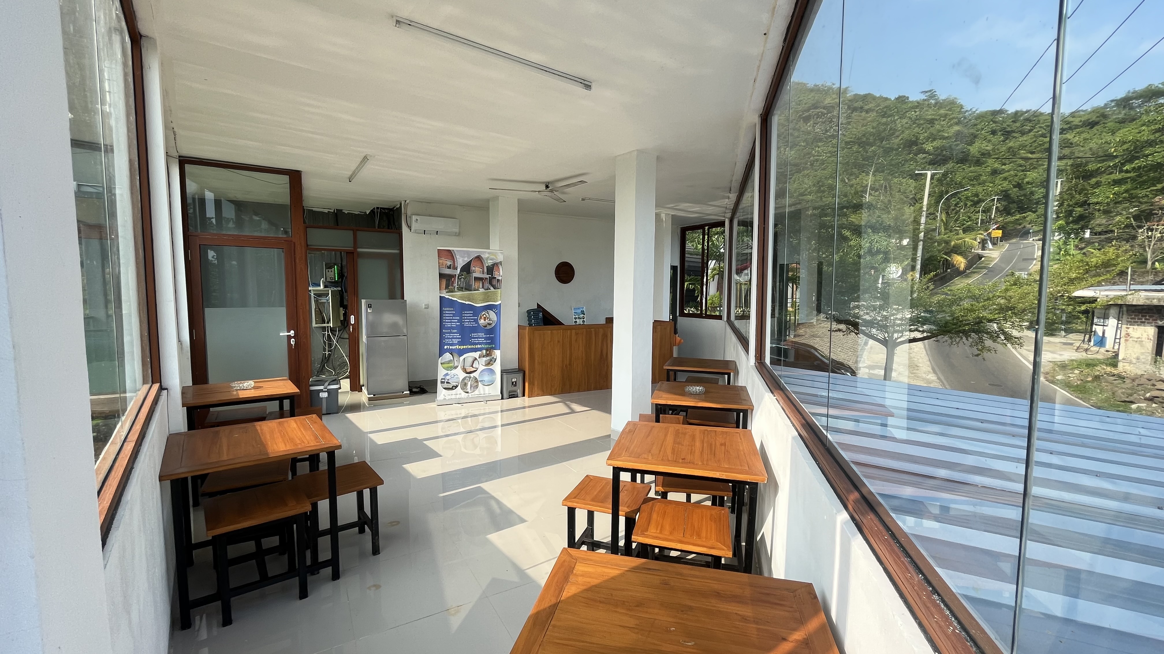 Resepsionis Villa Padi Ciletuh, siap melayani 24 jam
