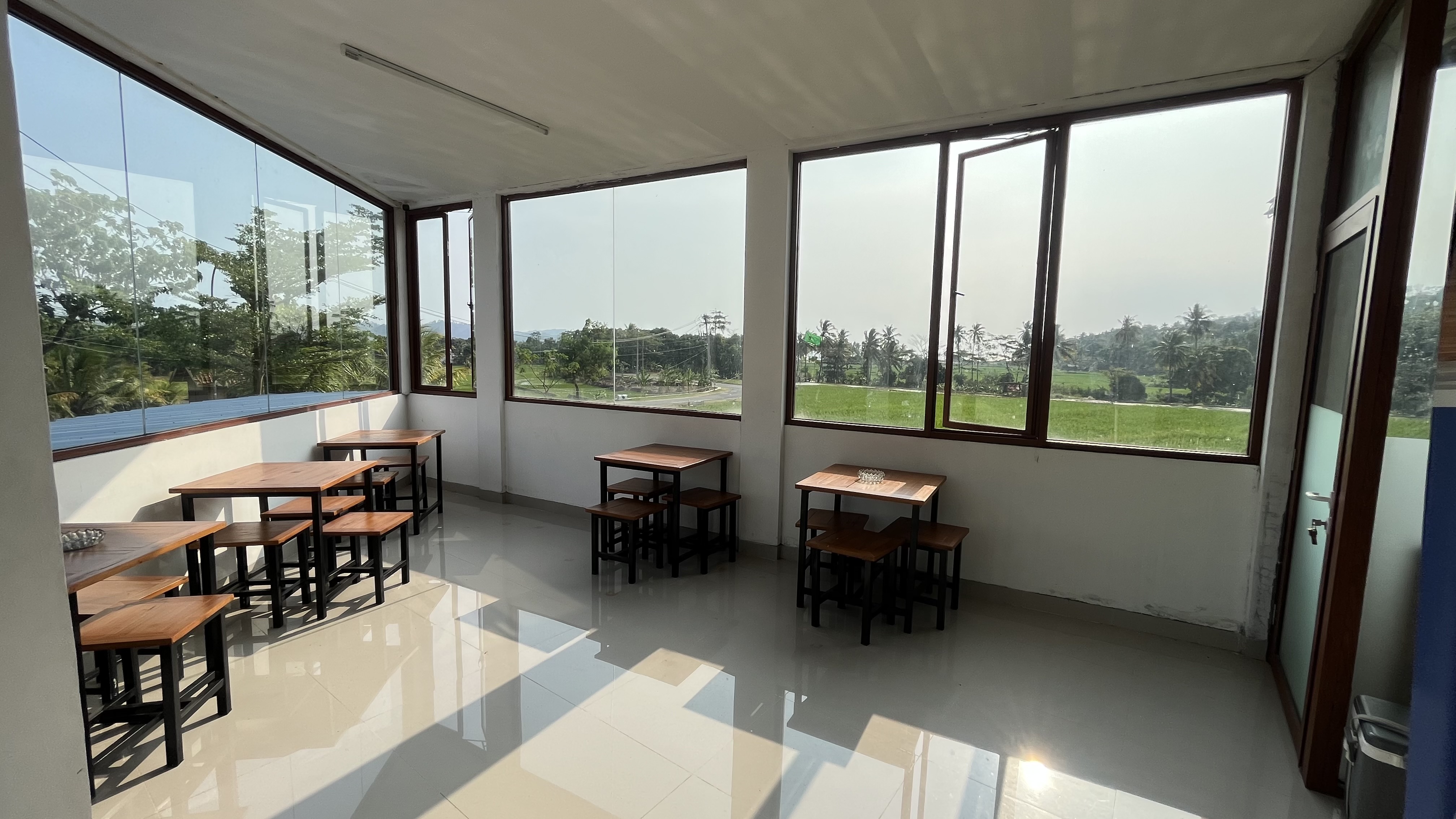Ruang makan ber-AC Villa Padi Ciletuh, sarapan disajikan setiap pagi