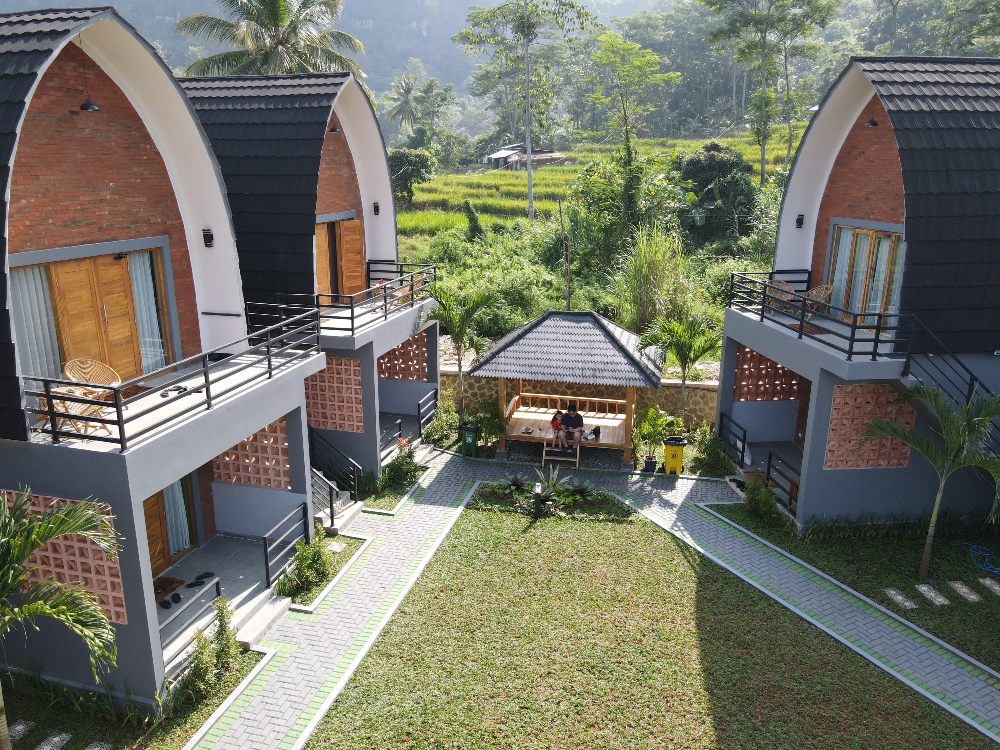Villa Padi Ciletuh tampak samping, dikelilingi alam Geopark Ciletuh