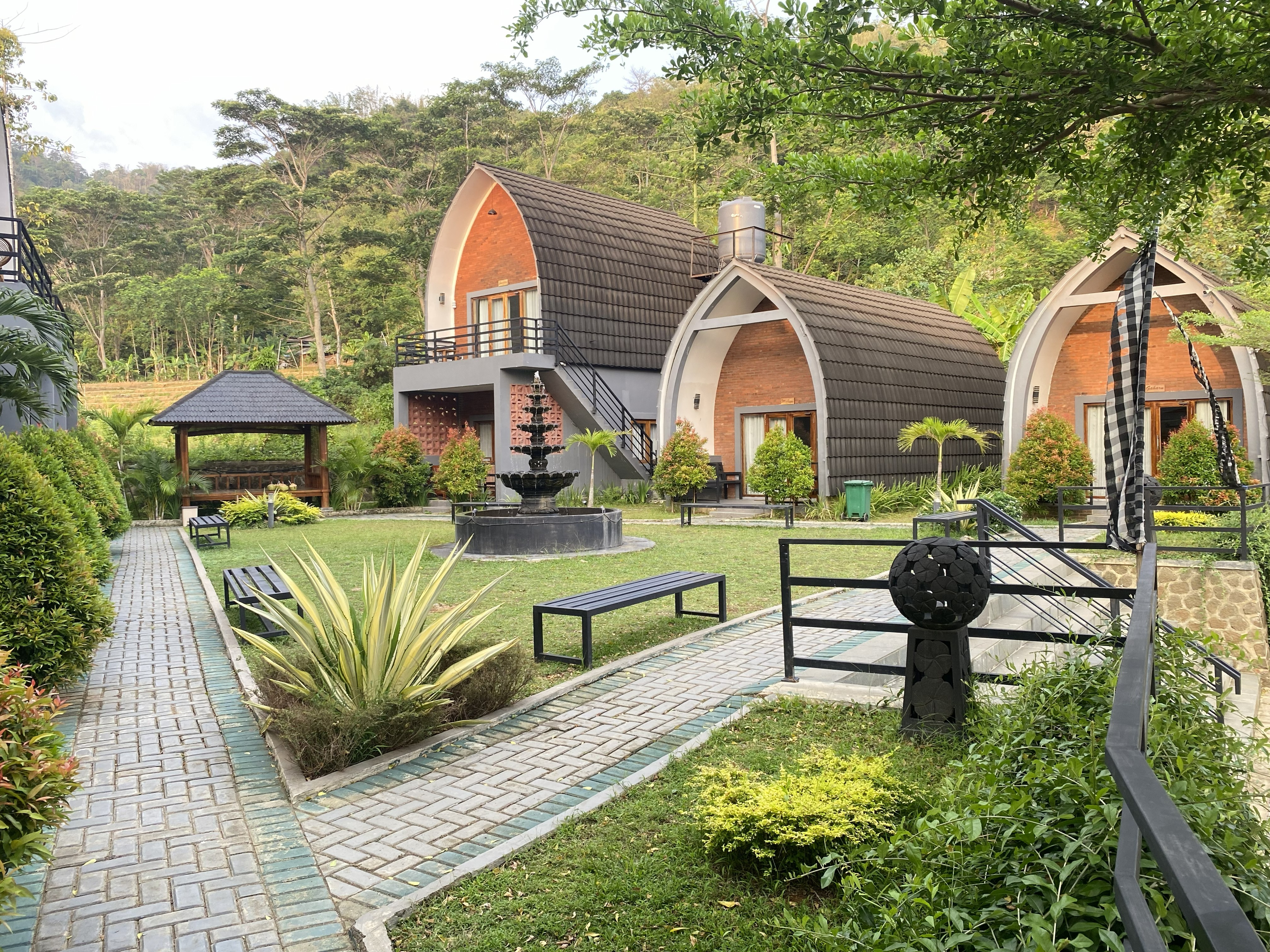 Pemandangan eksterior Villa Padi Ciletuh dengan kolam dan sawah, Geopark Ciletuh Sukabumi