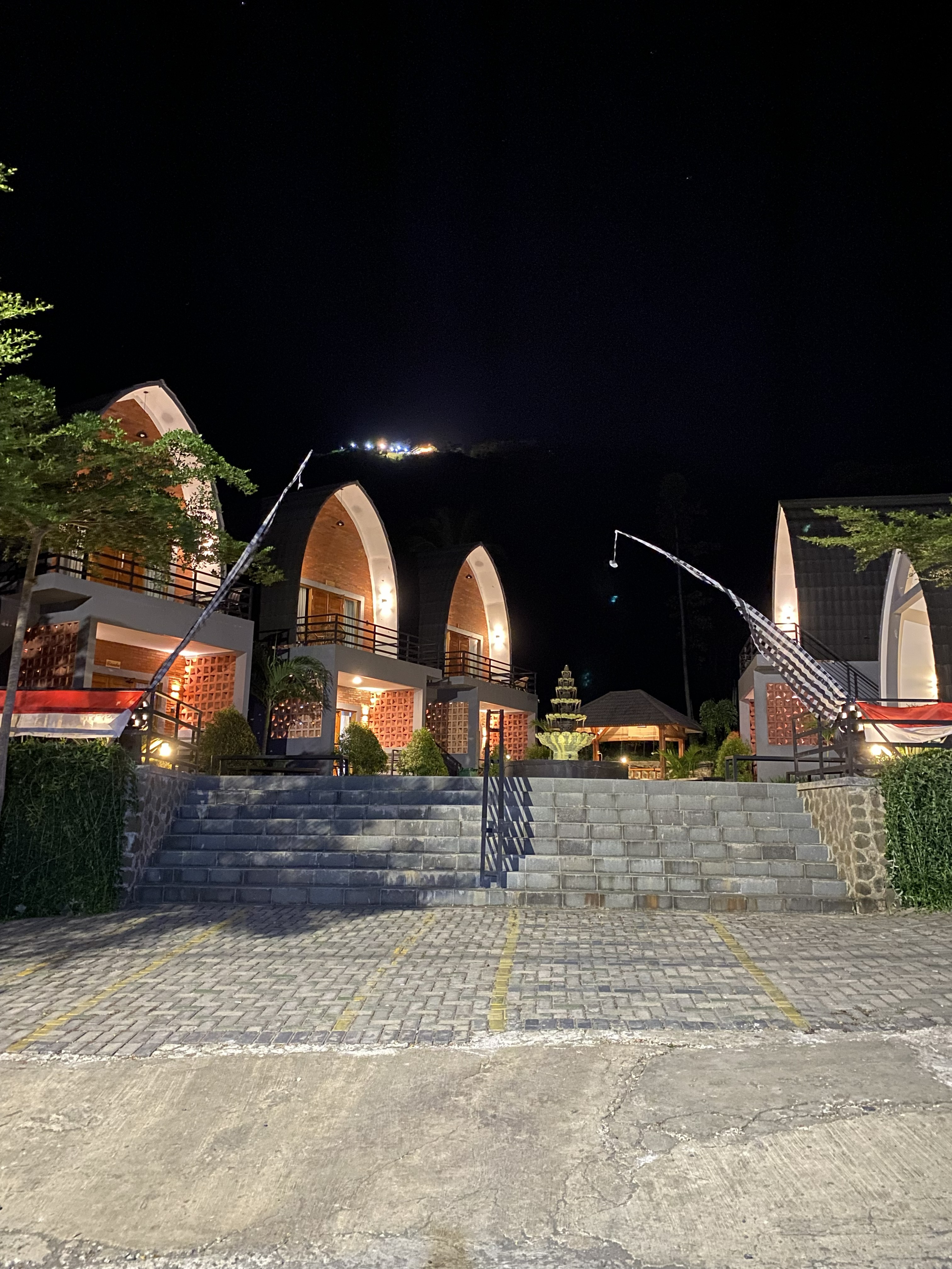 Taman dan balkon Villa Padi Ciletuh menghadap sawah hijau Geopark Ciletuh